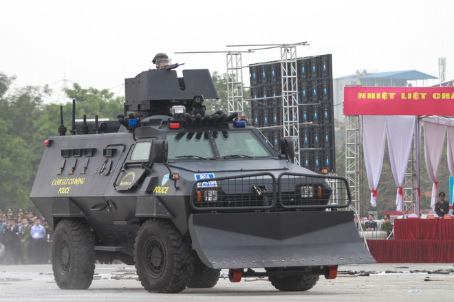 Trực thăng phối hợp với dàn xe bọc thép tham gia bảo vệ Đại hội Đảng ảnh 10