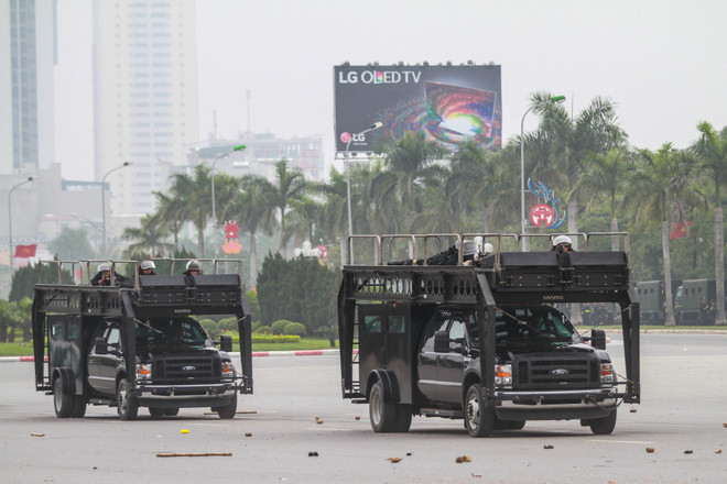 Trực thăng phối hợp với dàn xe bọc thép tham gia bảo vệ Đại hội Đảng ảnh 2