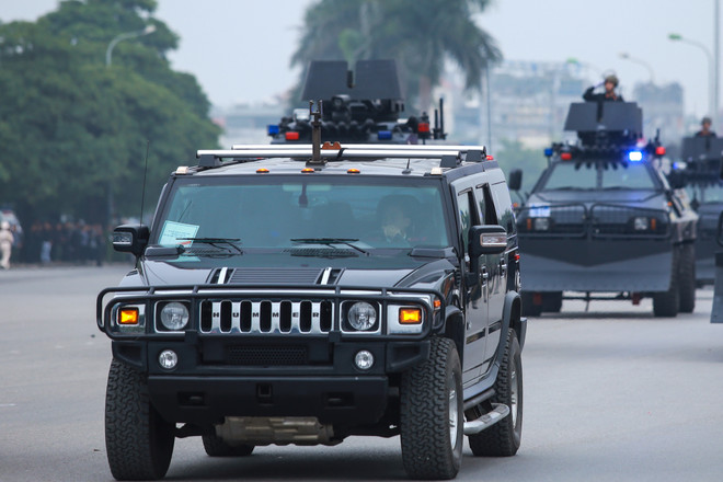 Trực thăng phối hợp với dàn xe bọc thép tham gia bảo vệ Đại hội Đảng ảnh 3