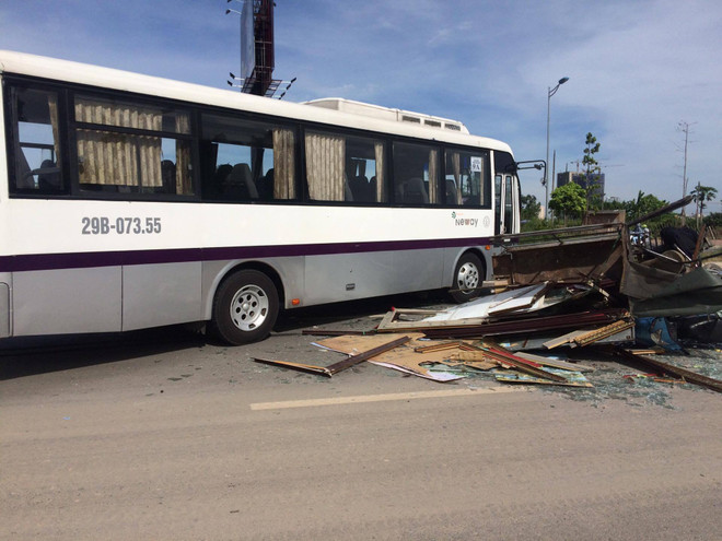 Chạy ngược chiều, xe ba gác đâm trực diện ôtô khách ảnh 1