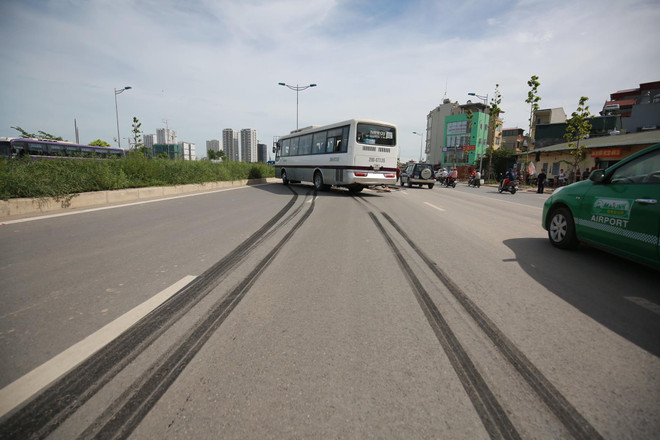 Chạy ngược chiều, xe ba gác đâm trực diện ôtô khách ảnh 4