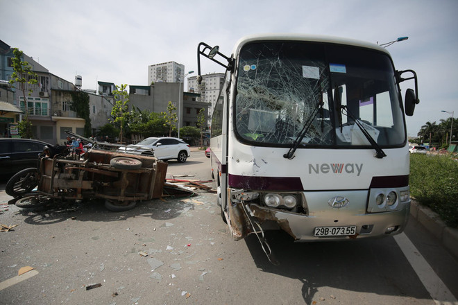 Chạy ngược chiều, xe ba gác đâm trực diện ôtô khách ảnh 3
