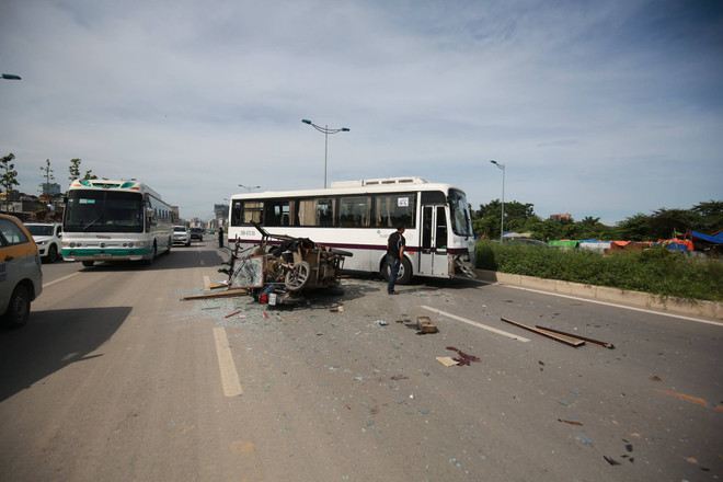 Chạy ngược chiều, xe ba gác đâm trực diện ôtô khách ảnh 6