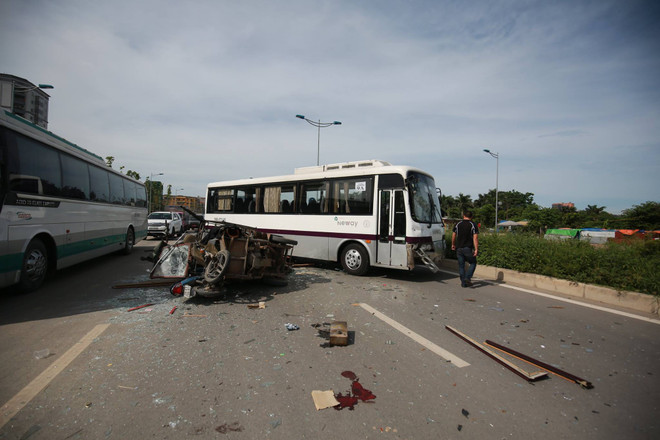 Chạy ngược chiều, xe ba gác đâm trực diện ôtô khách ảnh 5