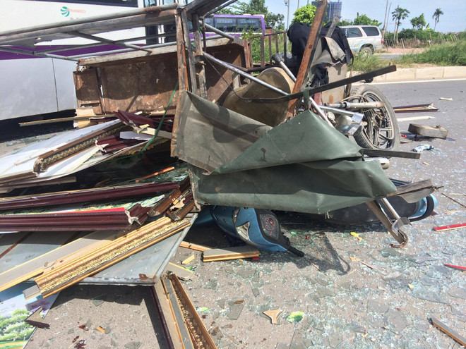 Chạy ngược chiều, xe ba gác đâm trực diện ôtô khách ảnh 2