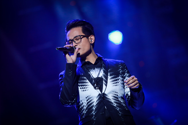 Sau đêm diễn tại Hà Nội, nam ca sĩ sẽ tổ chức một liveshow ở Thành phố Hồ Chí Minh vào ngày 22/12. (Ảnh: Minh Sơn/Vietnam+) Hà Anh Tuấn bật khóc trong đêm kỷ niệm 10 năm ca hát ảnh 11