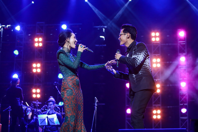 Ca sĩ Phương Linh là 'người đặc biệt' cuối cùng trong chương trình. Cô đã gắn bó với Hà Anh Tuấn tròn 10 năm từ Sao Mai điểm hẹn 2006. (Ảnh: Minh Sơn/Vietnam+) Hà Anh Tuấn bật khóc trong đêm kỷ niệm 10 năm ca hát ảnh 12