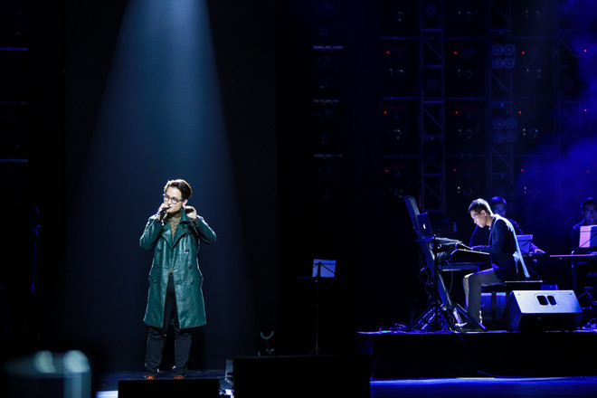 Nam ca sỹ mang những cảm xúc dạt dào của 10 năm ca hát vào trong những bản Ballad dịu dàng, êm ái như chính giọng hát của anh. (Ảnh: Minh Sơn/Vietnam+) Hà Anh Tuấn bật khóc trong đêm kỷ niệm 10 năm ca hát ảnh 7