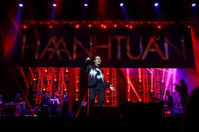 Cả hai đã từng hợp tác ra mắt chung 2 album là 'Ngày hát đôi' và 'Anh yêu em' (Ngày hát đôi 2). Nhờ sự ăn ý, hòa hợp trong âm nhạc mà Hà Anh Tuấn và Phương Linh trở thành một cặp đôi nổi tiếng của âm nhạc Việt. (Ảnh: Minh Sơn/Vietnam+) Hà Anh Tuấn bật khóc trong đêm kỷ niệm 10 năm ca hát ảnh 13