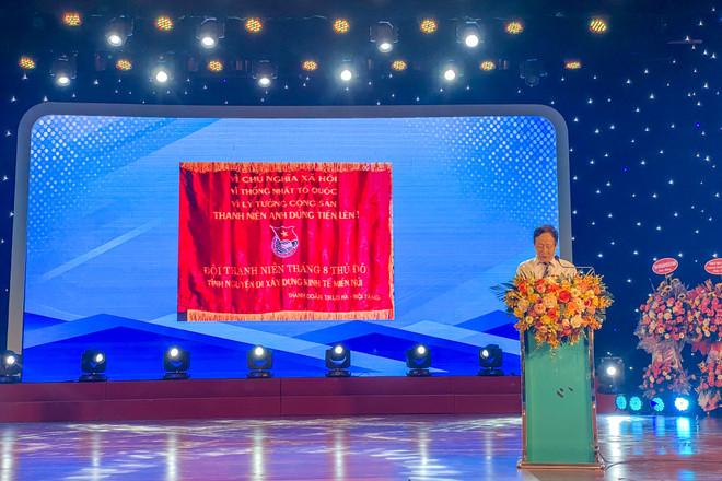 Ông Trần Hữu Mai - Trưởng ban Liên lạc Cựu Thanh niên xung phong tháng 8 Thủ đô phát biểu tại sự kiện. (Ảnh: Phương Mai/Vietnam+) Kỷ niệm 60 năm phong trào thanh niên xung phong tình nguyện Thủ đô ảnh 2