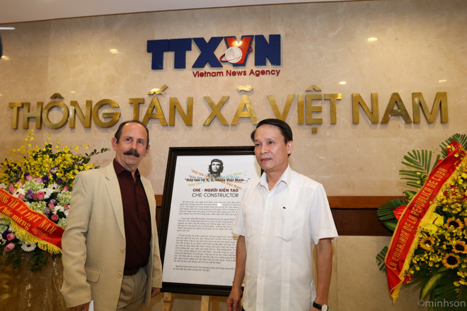 TTXVN khai mạc triển lãm ảnh về huyền thoại Che Guevara ảnh 6
