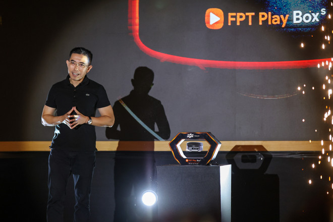 Ông Hoàng Việt Anh - Tổng Giám đốc FPT Telecom giới thiệu FPT Play Box S.(Ảnh: Minh Sơn/Vietnam+) FPT ra mắt TV Playbox kết hợp loa thông minh đầu tiên trên thế giới ảnh 1