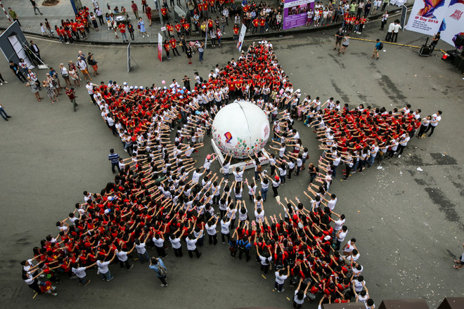 Giới trẻ xếp hình sao năm cánh hưởng ứng Ngày Sở hữu trí tuệ thế giới ảnh 1