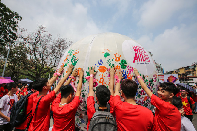 Giới trẻ xếp hình sao năm cánh hưởng ứng Ngày Sở hữu trí tuệ thế giới ảnh 12