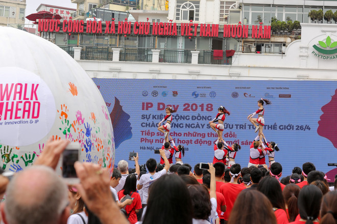 Giới trẻ xếp hình sao năm cánh hưởng ứng Ngày Sở hữu trí tuệ thế giới ảnh 7