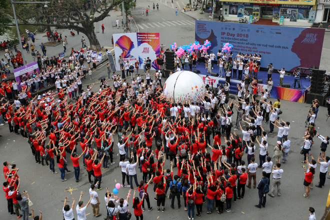 Giới trẻ xếp hình sao năm cánh hưởng ứng Ngày Sở hữu trí tuệ thế giới ảnh 14