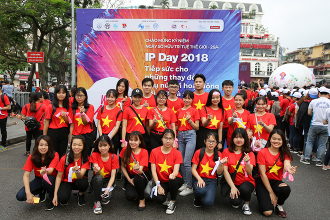Giới trẻ xếp hình sao năm cánh hưởng ứng Ngày Sở hữu trí tuệ thế giới ảnh 2