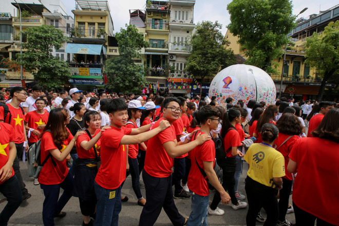 Giới trẻ xếp hình sao năm cánh hưởng ứng Ngày Sở hữu trí tuệ thế giới ảnh 16