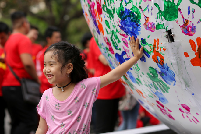 Giới trẻ xếp hình sao năm cánh hưởng ứng Ngày Sở hữu trí tuệ thế giới ảnh 11