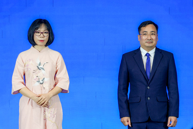 Phó Giáo sư, Tiến sĩ Trần Mạnh Trí (phải) và Tiến sĩ Nguyễn Thị Kim Thanh. (Ảnh: Minh Sơn/Vietnam+) vnp_bo khoa hoc va cong nghe 1-2.jpg