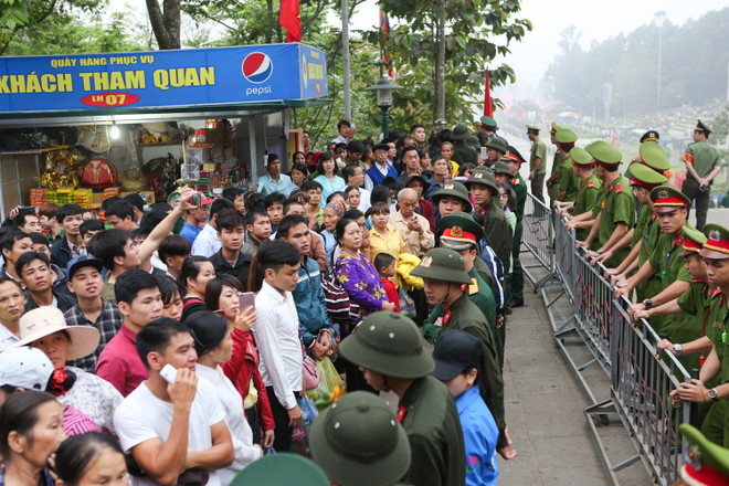 Giỗ tổ tại Đền Hùng bất ngờ vắng vẻ trong ngày khai hội ảnh 3