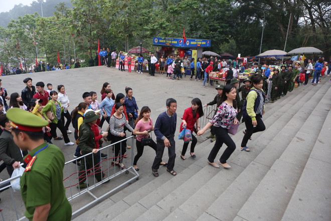 Giỗ tổ tại Đền Hùng bất ngờ vắng vẻ trong ngày khai hội ảnh 8