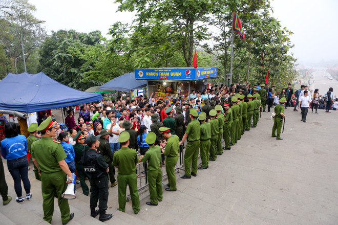 Giỗ tổ tại Đền Hùng bất ngờ vắng vẻ trong ngày khai hội ảnh 2