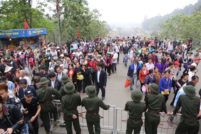 Giỗ tổ tại Đền Hùng bất ngờ vắng vẻ trong ngày khai hội ảnh 9