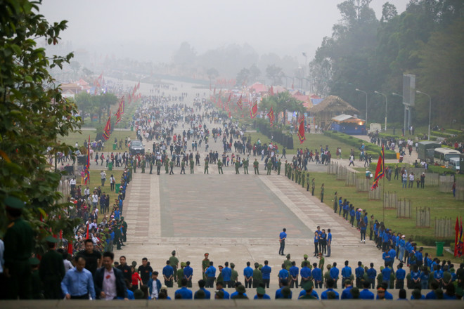 Giỗ tổ tại Đền Hùng bất ngờ vắng vẻ trong ngày khai hội ảnh 1