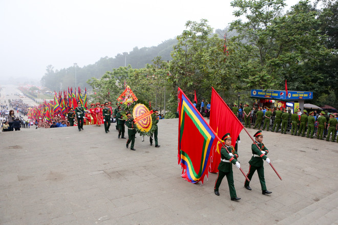 Giỗ tổ tại Đền Hùng bất ngờ vắng vẻ trong ngày khai hội ảnh 6
