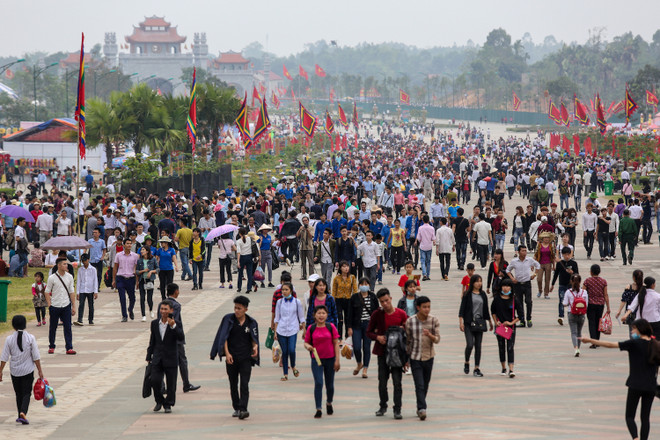 Đền Hùng nhộn nhịp trước khai lễ, hàng nghìn du khách đổ về dâng hương ảnh 1