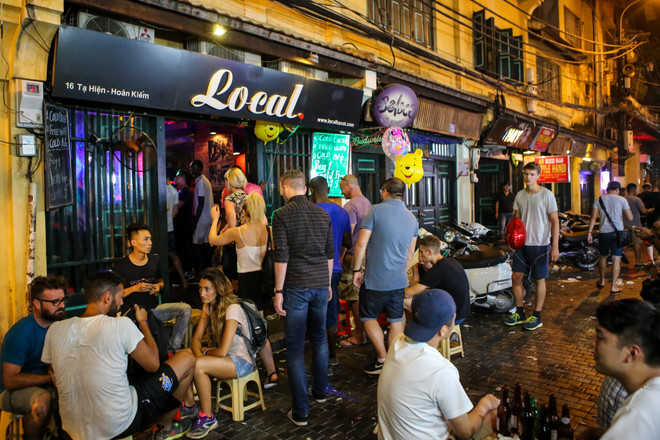 Chưa được nới giờ, "ngã tư quốc tế" Tạ Hiện vẫn tấp nập lúc nửa đêm ảnh 8