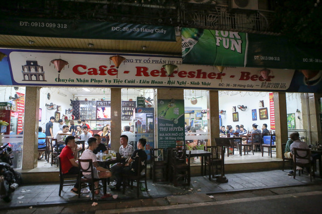 Chưa được nới giờ, "ngã tư quốc tế" Tạ Hiện vẫn tấp nập lúc nửa đêm ảnh 12