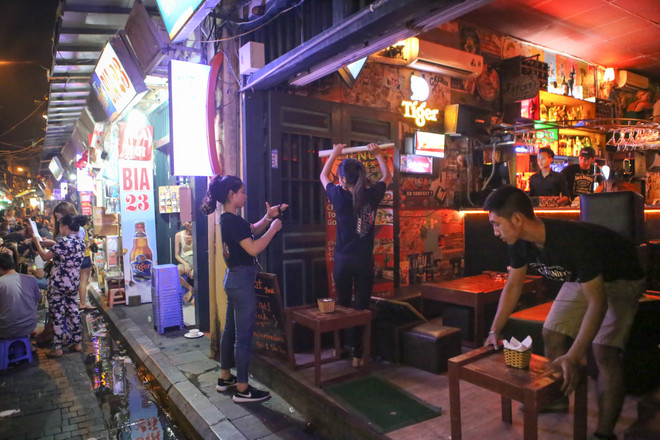 Chưa được nới giờ, "ngã tư quốc tế" Tạ Hiện vẫn tấp nập lúc nửa đêm ảnh 6