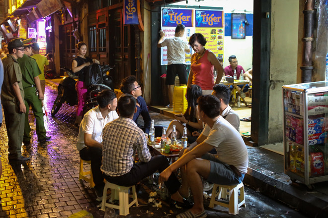 Chưa được nới giờ, "ngã tư quốc tế" Tạ Hiện vẫn tấp nập lúc nửa đêm ảnh 4