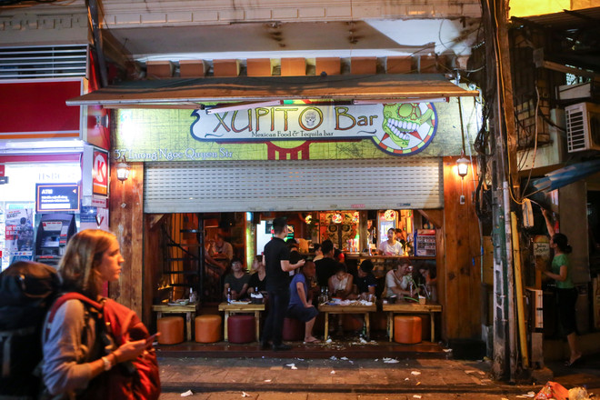 Chưa được nới giờ, "ngã tư quốc tế" Tạ Hiện vẫn tấp nập lúc nửa đêm ảnh 11