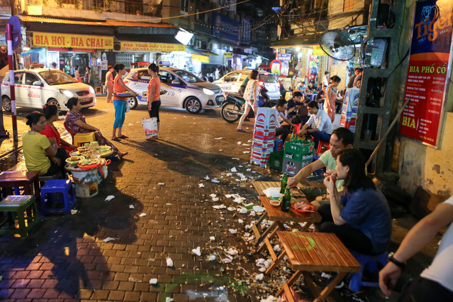 Chưa được nới giờ, "ngã tư quốc tế" Tạ Hiện vẫn tấp nập lúc nửa đêm ảnh 5