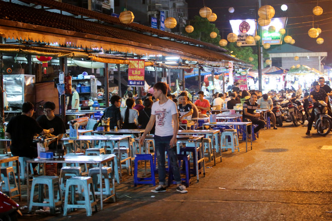 Chưa được nới giờ, "ngã tư quốc tế" Tạ Hiện vẫn tấp nập lúc nửa đêm ảnh 13