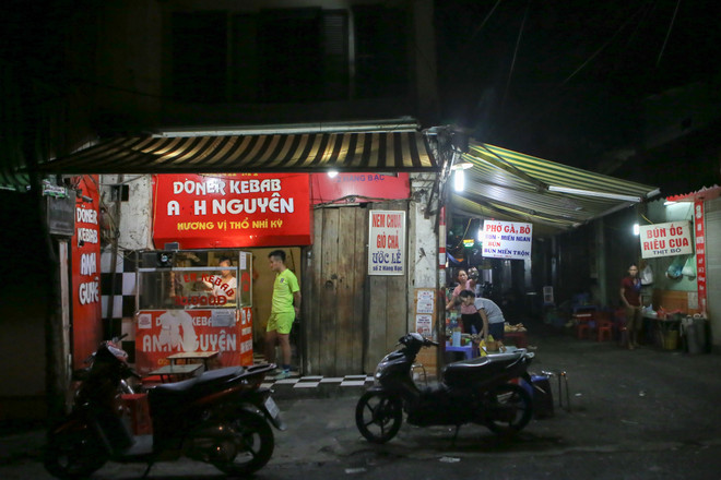 Chưa được nới giờ, "ngã tư quốc tế" Tạ Hiện vẫn tấp nập lúc nửa đêm ảnh 14