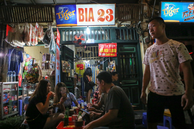 Chưa được nới giờ, "ngã tư quốc tế" Tạ Hiện vẫn tấp nập lúc nửa đêm ảnh 2