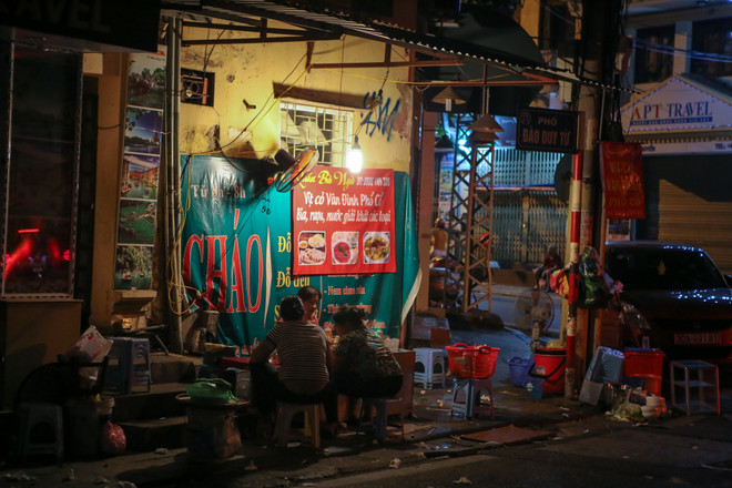 Chưa được nới giờ, "ngã tư quốc tế" Tạ Hiện vẫn tấp nập lúc nửa đêm ảnh 10