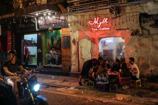 Chưa được nới giờ, "ngã tư quốc tế" Tạ Hiện vẫn tấp nập lúc nửa đêm ảnh 9