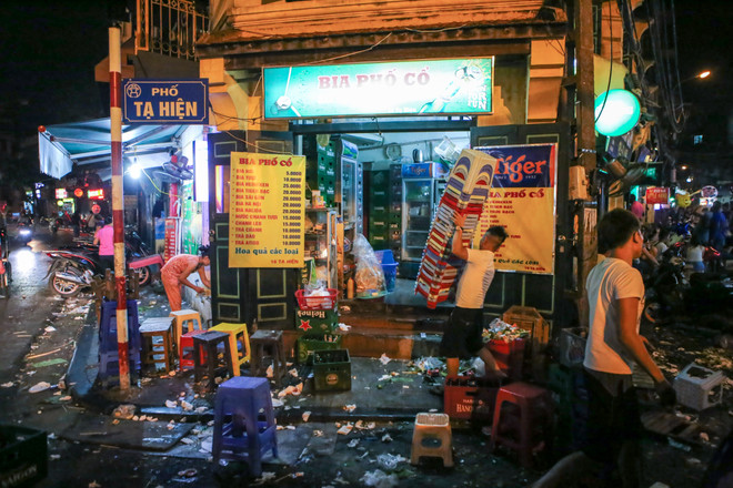 Chưa được nới giờ, "ngã tư quốc tế" Tạ Hiện vẫn tấp nập lúc nửa đêm ảnh 7