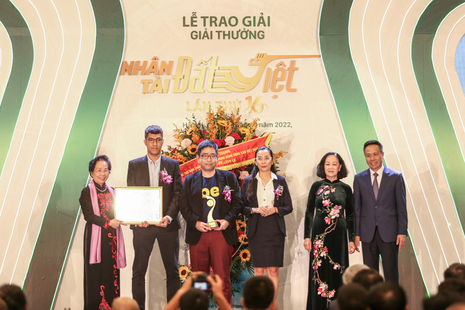 Nhóm tác giả Công ty Cổ phần Be Group với sản phẩm ứng dụng gọi xe Be đã giành giải Nhất giải thương Nhân tài Đất Việt. (Ảnh: PV/Vietnam+) Ứng dụng gọi xe công nghệ giành giải Nhất Nhân tài Đất Việt ảnh 1