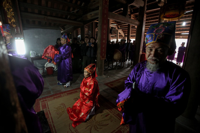 Vĩnh Phúc: Chen lấn cướp chiếu cói ở lễ hội 'Đúc Bụt' đầu năm ảnh 1