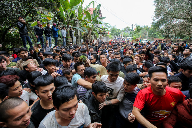 Vĩnh Phúc: Chen lấn cướp chiếu cói ở lễ hội 'Đúc Bụt' đầu năm ảnh 8