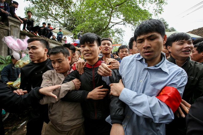 Vĩnh Phúc: Chen lấn cướp chiếu cói ở lễ hội 'Đúc Bụt' đầu năm ảnh 3