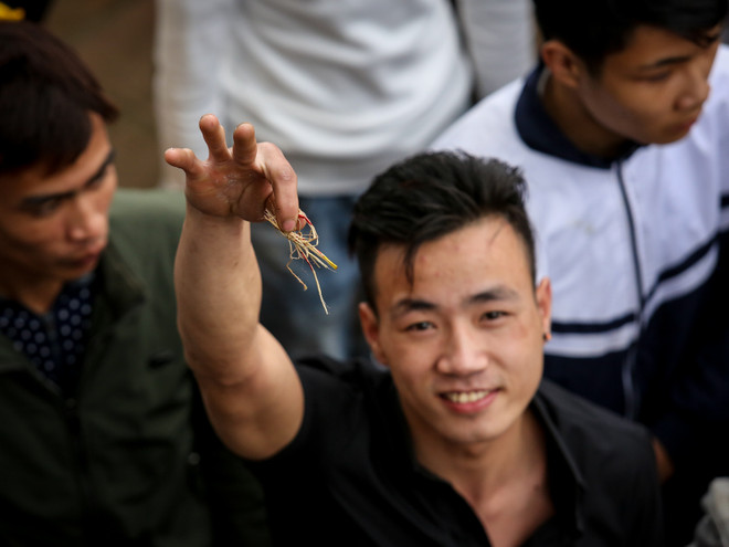 Vĩnh Phúc: Chen lấn cướp chiếu cói ở lễ hội 'Đúc Bụt' đầu năm ảnh 16