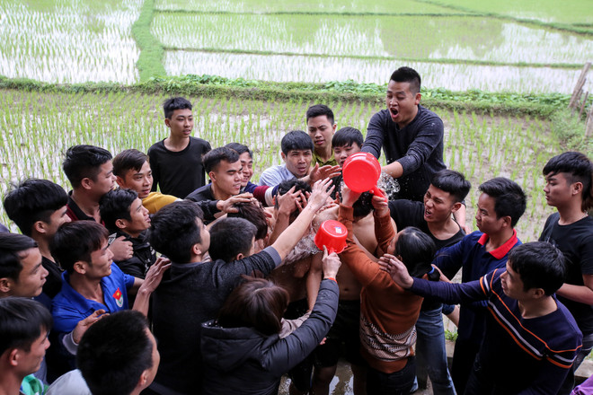 Vĩnh Phúc: Chen lấn cướp chiếu cói ở lễ hội 'Đúc Bụt' đầu năm ảnh 4