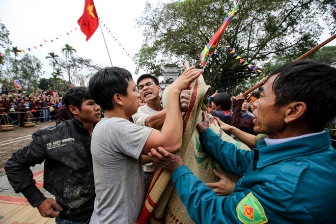 Vĩnh Phúc: Chen lấn cướp chiếu cói ở lễ hội 'Đúc Bụt' đầu năm ảnh 10